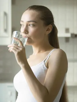 बिना ब्रश किए सुबह पानी पीना सेहत के लिए है फायदेमंद