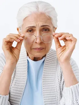 लंबी उम्र तक आंखों की रोशनी बरकरार रखने के लिए खाएं ये 6 फूड्स