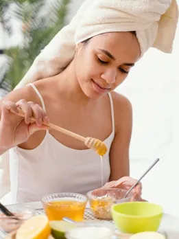 स्किन को ग्लोइंग बनाने के लिए शहद में मिलाकर लगाएं ये 5 चीजें