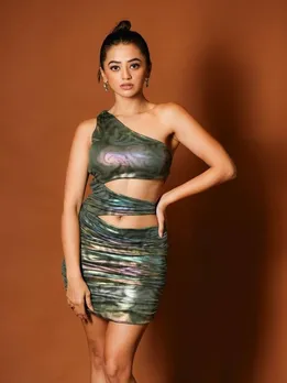 ग्रीन शॉर्ट ड्रेस में हेली शाह ने फ्लॉन्ट किया कर्वी फिगर