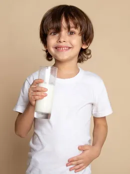 बच्चों का वजन बढ़ाना चाहते हैं तो दूध के साथ दें ये चीज़ें