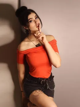 शॉर्ट्स एंड टॉप में रीवा अरोड़ा का ग्लैमरस अवतार