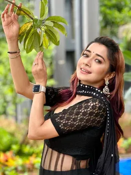 काले लिबास और फूलों के बीच खिलीखिली नजर आईं टीना दत्ता