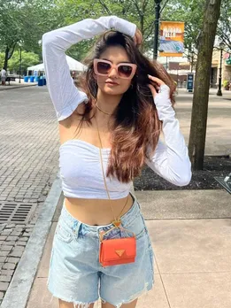 डेनिम शॉर्ट्स और क्रॉप टॉप में अनुष्का सेन का कूल अवतार