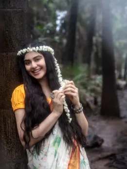 गजरा लगाकर यूं खिलखिलाती नजर आईं अदा शर्मा
