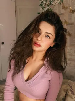 रिवीलिंग टॉप में अवनीत कौर ने दिए किलर पोज
