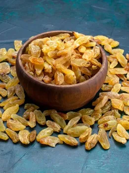 रात को सोने से पहले किशमिश खाने के 5 चमत्कारी फायदे