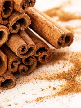 चुटकी भर दालचीनी का पाउडर खत्म कर सकता है कोलेस्ट्रॉल, जानिए कैसे