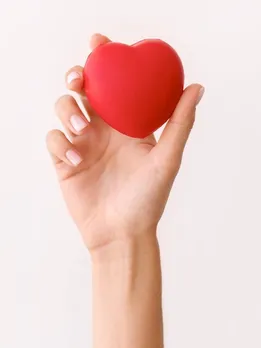 हार्ट का सबसे बड़ा दुश्मन है Cholesterol, कंट्रोल करने के लिए खाएं ये 5 फल