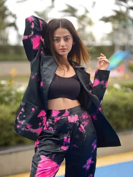 कलरफुल आउटफिट में हेली शाह का जलवा