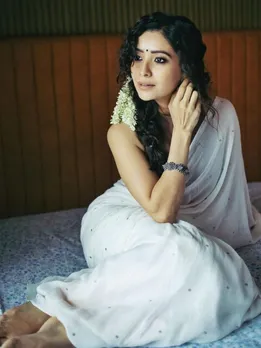 साड़ी में आशा नेगी की दिलकश अदाएं