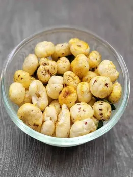 घी में गुड़ के साथ मखाना भुनकर खाने के 5 फायदे