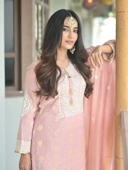 सुरभि ज्योति का देसी लुक, सूट में लगीं काफी सिंपल
