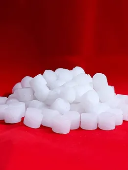 पैसों की तंगी और नकारात्मक ऊर्जा को दूर करने के लिए कपूर के साथ जलाएं ये चीजें