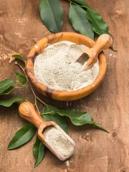 बालों में मुल्तानी मिट्टी लगाने के 6 फायदे