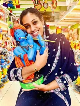 इस मुस्लिम महिला की हर तरफ हो रही चर्चा, भगवान श्री कृष्ण की पेंटिंग कर बटोर रहीं तारीफ