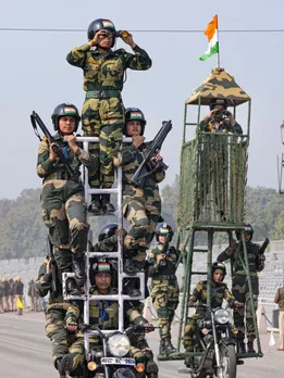 Republic Day Shayari: गणतंत्र दिवस पर अपनों  को भेजें ये शायरी, महसूस होगा गर्व