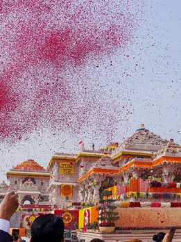 'राम राज बैठे त्रैलोका, हर्षित भए गए सब सोका'