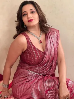 साड़ी में और भी हसीन लगती हैं भोजपुरी स्टार मोनालिसा