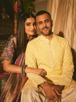 असली सोने की जरी वाली ड्रेस में सोनम कपूर, पति संग दिये पोज