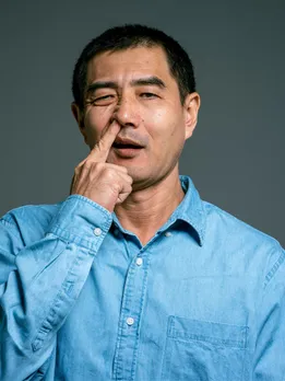 क्या आप भी बार-बार डालते हैं नाक में उंगली? पड़ेगा पछताना