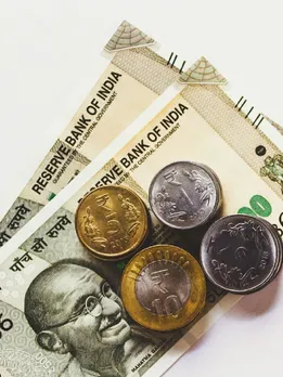 रात को सोते समय बिल्कुल भी न करें ये 5 गलतियां, वरना कंगाली नहीं छोड़ेगी साथ