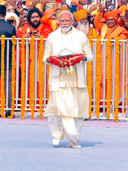 हाथ में कलावा, जेब में पेन, प्राण प्रतिष्ठा के लिए पीएम मोदी का लुक