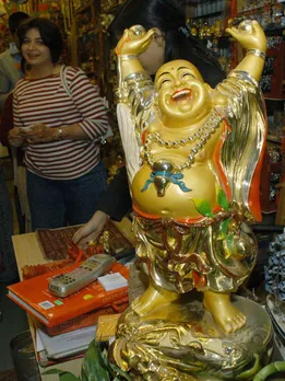 हमेशा हंसते हुए क्यों दिखते हैं लाफिंग बुद्धा, जानें कौन थे?