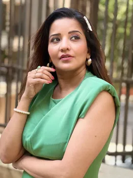 गर्मी के लिए परफेक्ट है मोनालिसा का लेटेस्ट लुक, दिखेंगी कूल और स्टाइलिश