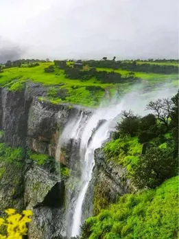 भारत में मौजूद इस का झरने का पानी बहता है नीचे से ऊपर की ओर