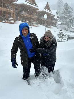 कश्मीर में क्रिकेट के बाद सचिन तेंदुलकर ने लिए बर्फबारी के मजे