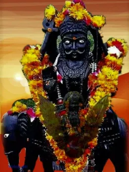 शनिवार के दिन भूलकर भी नहीं खरीदें ये चीजें, शनि देव हो सकते हैं रुष्ट