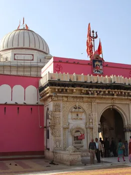 भारत का एक अनोखा मंदिर, जहां चूहों का झूठा प्रसाद खाते हैं भक्त