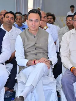 जितिन प्रसाद ही नहीं उनकी पत्नी के पास भी है ये बंदूकें, इतनी हैं नेटवर्थ