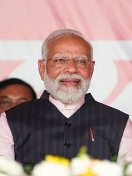 PM Modi की फैमिली, किसी की राशन की दुकान तो कोई करता है पेट्रोल पंप पर काम