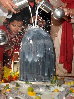 शिवरात्रि के दिन शिवलिंग पर जरूर अर्पित करें ये चीजें, भगवान शिव होते हैं प्रसन्न