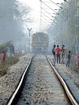 रेलवे ट्रैक पर क्यों रखे होते हैं पत्थर, क्या कहते हैं इन्हें?