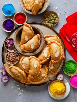 Holi 2024 Recipes: इस होली बनाएं ये 7 स्वादिष्ट पकवान, मेहमानों को खूब आएगा पसंद