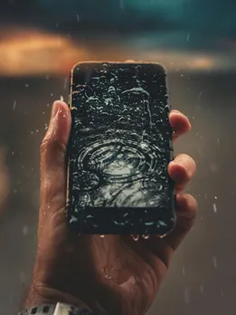 होली के हुड़दंग में अगर पानी में भीग गया है स्मार्टफोन, तो इन टिप्स से हो सकता है ठीक