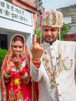 हाथों में मेहंदी, सिर पर चुनरी, शादी की रस्मों के बीच वोट डालने पहुंचे नवविवाहित जोड़े