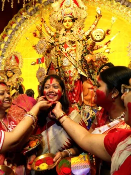 नवरात्रि में किस दिन कौन से रंग के कपड़े पहनने चाहिए, देखें यहां