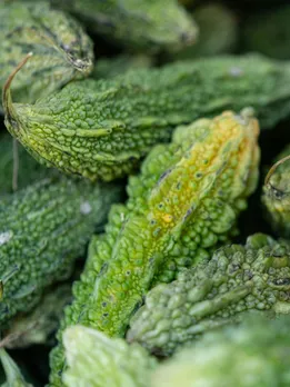 करेला खाने के तुरंत बाद न खाएं ये 5 चीजें, वरना पड़ जाएंगे लेने के देने!