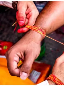 पूजा- पाठ करते समय हाथ में क्यों बांधा जाता है लाल धागा, जानिए इसके लाभ