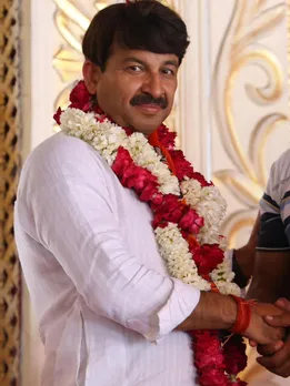 मनोज तिवारी के पास करोड़ों की दौलत, मर्सिडीज बेंज से लेकर फॉर्च्यूनर तक के मालिक