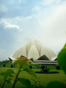 जानिए किसने बनवाया था लोटस टेम्पल और किस धर्म का है ये मंदिर?