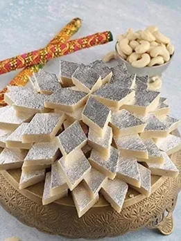 क्या हेल्थ के लिए सेफ है मिठाइयों पर लगाई जाने वाली सिल्वर फॉइल?