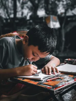 पढ़ाई के दौरान इस दिशा में रखना चाहिए मुख, तेज चलेगा दिमाग और जल्दी समझ आएगी चीजें