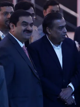 मुकेश अंबानी को पीछे छोड़ गौतम अडानी फिर बने एशिया के सबसे अमीर व्यक्ति, जानें कितनी है संपत्ति