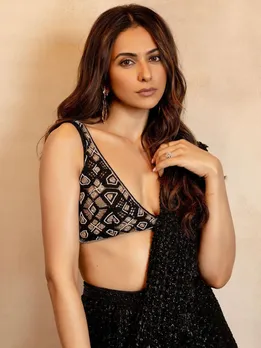 काले लिबास में और भी हसीन लगती हैं रकुल प्रीत, डिनर डेट पर कर सकती हैं ट्राई