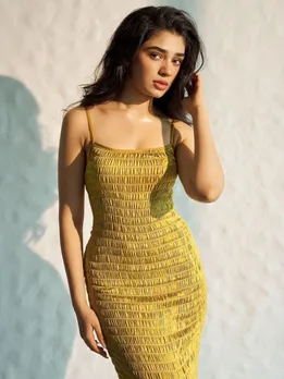 खुली जुल्फें और वनपीस ड्रेस में साउथ एक्ट्रेस कृति शेट्टी, लग रहीं बेहद स्टनिंग